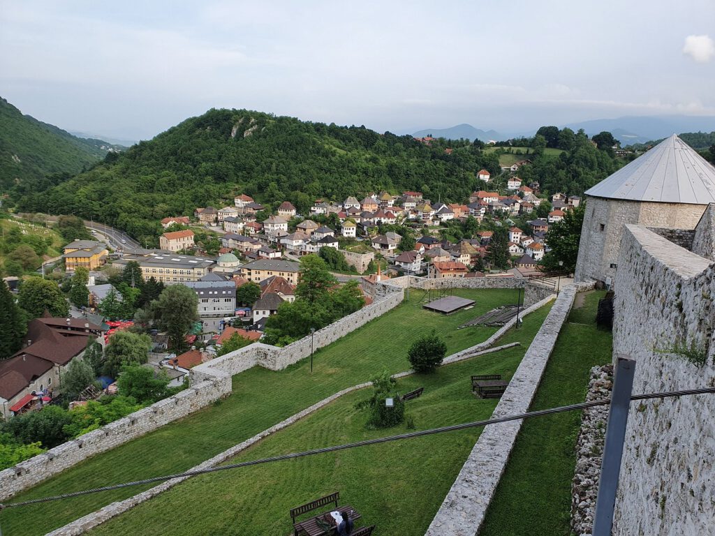 Uitzicht op Travnik fort en stad – 100% halal bestemming Bosnië | Halalvakantiegids.nl