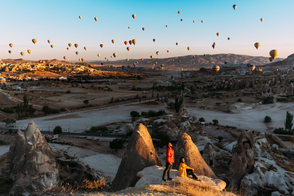 Zonsopgang met luchtballonnen boven Cappadocië