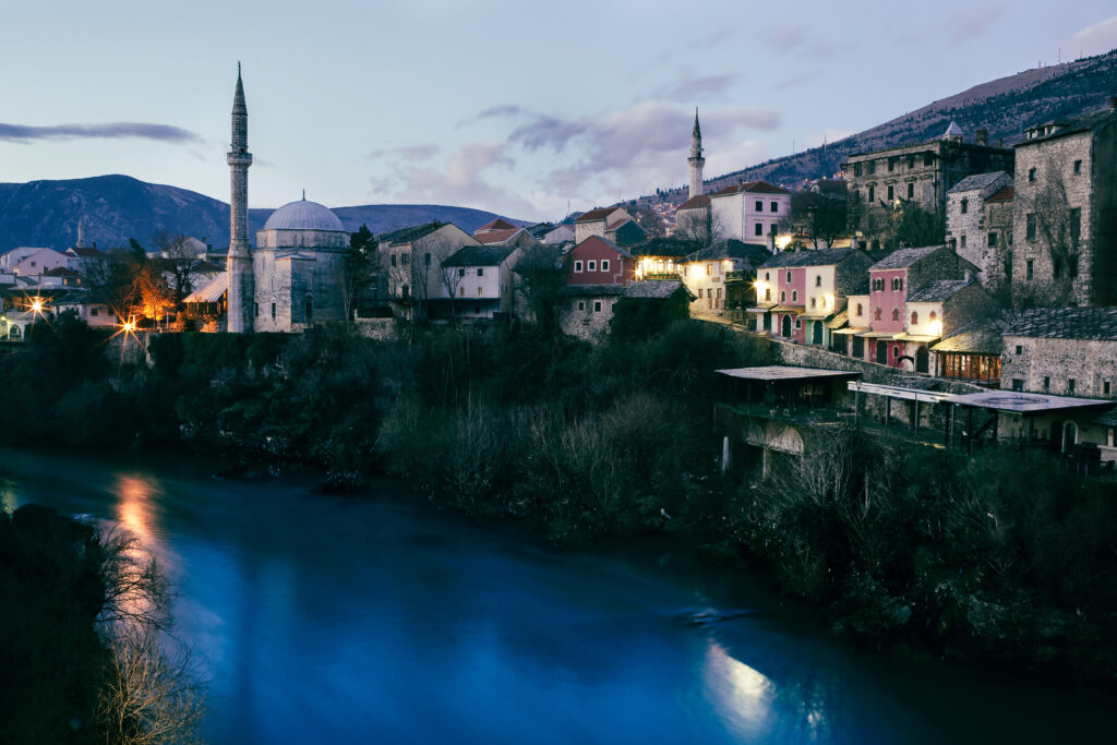 Avondzicht op Mostar met moskee – 100% halal bestemming Bosnië | Halalvakantiegids.nl