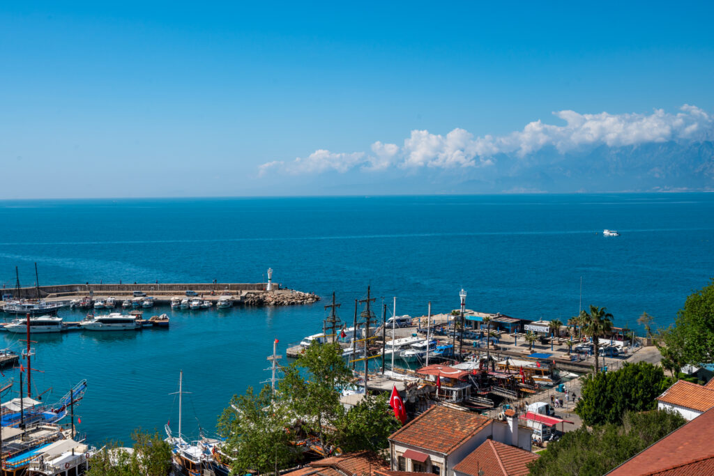 Oude haven van Antalya met boten en uitzicht op de Middellandse Zee