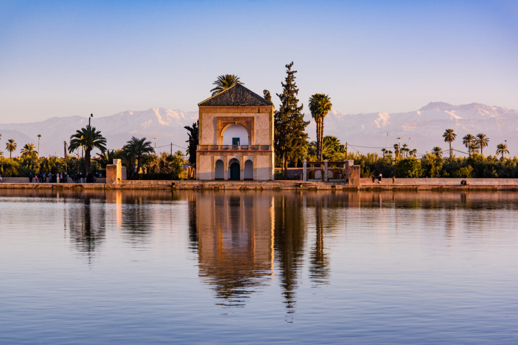 Menara tuinen in Marrakech met Atlasgebergte – halal huwelijksreis Marokko via Halalvakantiegids.nl