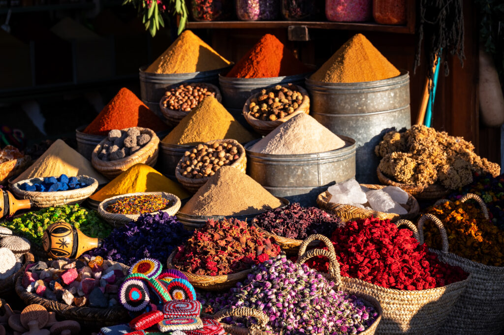 Kleurrijke kruiden en specerijen op een markt in Marrakech – halal bestemming Afrika.