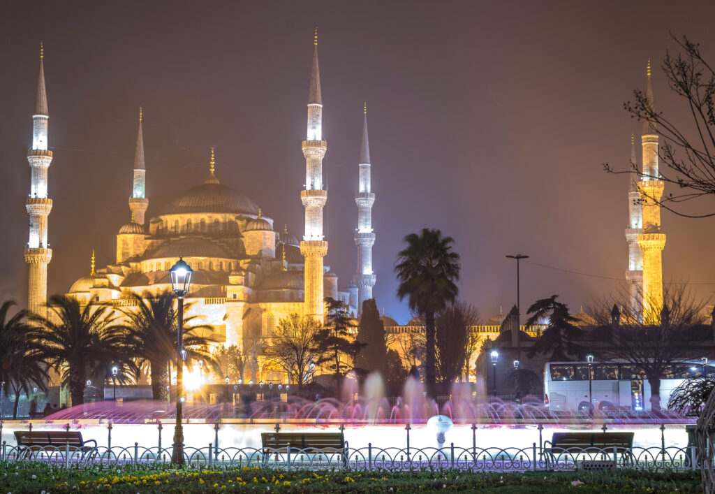 Blauwe Moskee Istanbul bij nacht – populaire halal bestemming Europa