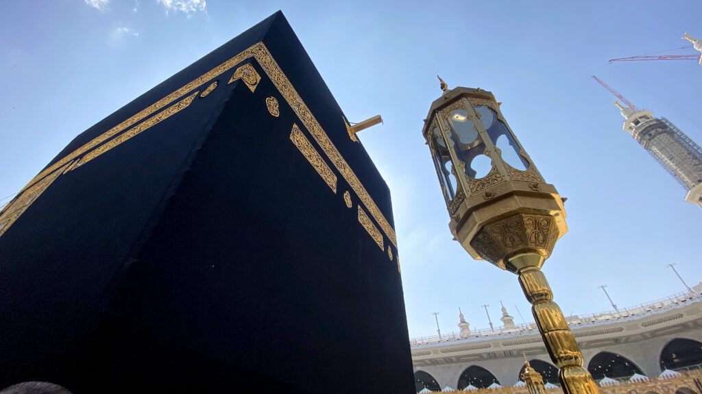 De Heilige Kaaba in Mekka met gouden kalligrafie en traditionele lantaarn – Umrah reisfoto door Halalvakantiegids.nl