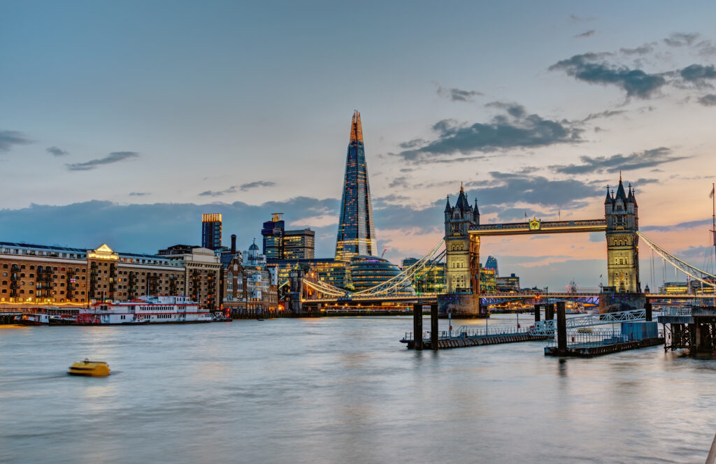 Avondskyline van Londen met Tower Bridge en The Shard – context bij halal restaurants Verenigd Koninkrijk.
