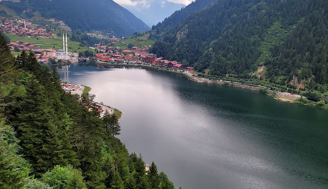 Uitzicht op Uzungöl meer in Trabzon omringd door bergen en moskee