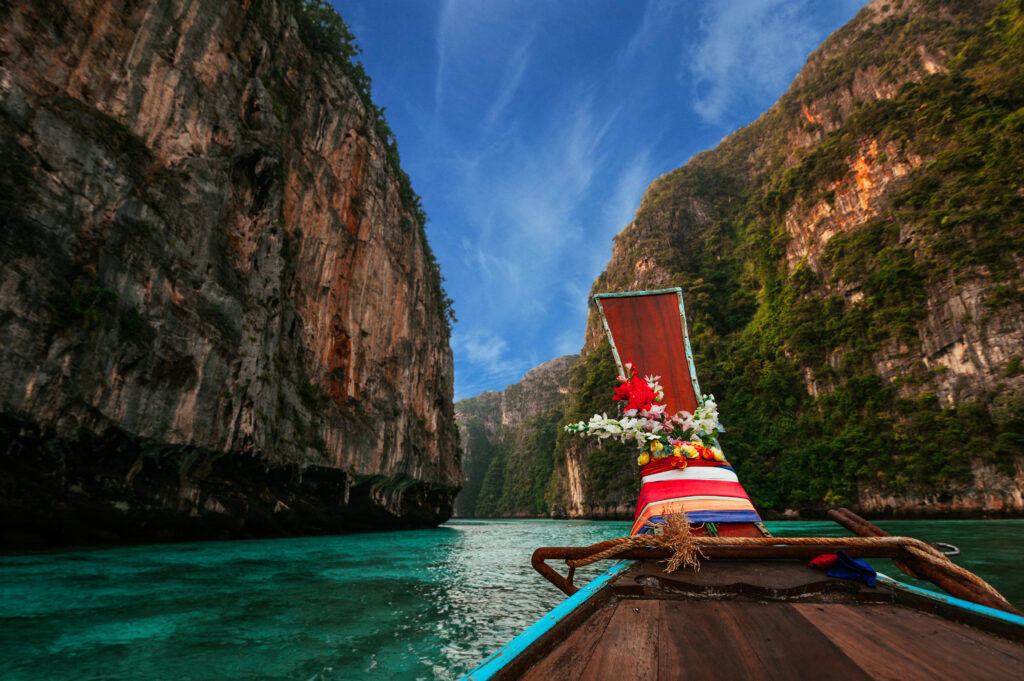 Traditionele boot bij de eilanden van Thailand – halal bestemmingen in Azië