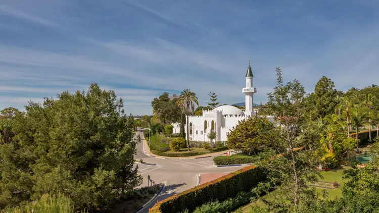 Exterieur van Alanda Marbella Hotel met moskee op de achtergrond