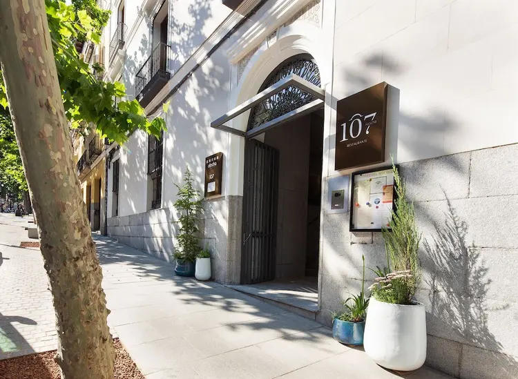 Ingang van Atocha Hotel Madrid met moderne gevel en restaurant 107