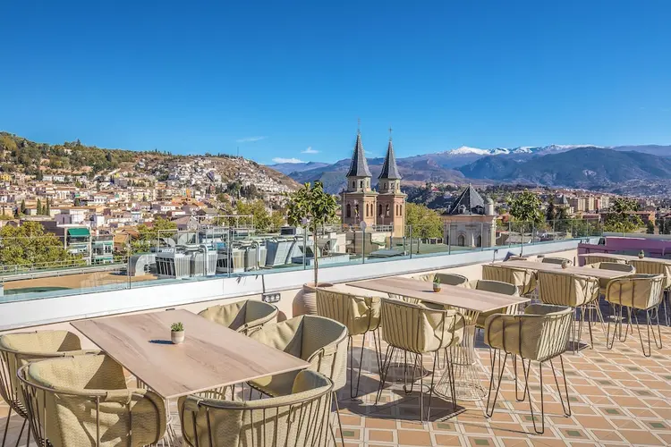 Dakterras van Barceló Carmen Granada met uitzicht op de stad en Sierra Nevada
