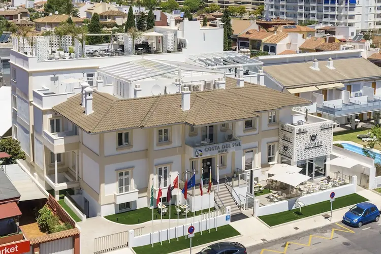 Vooraanzicht van het Costa del Sol Torremolinos Hotel met zonneterras
