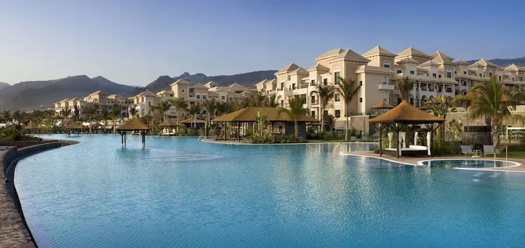 Halalvriendelijk Gran Meliá Palacio de Isora resort op Tenerife met lagunezwembad en bergen op achtergrond