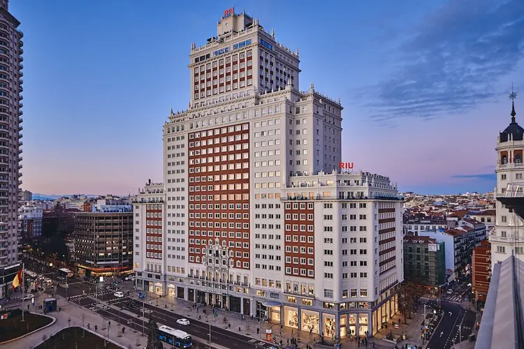Uitzicht op Hotel Riu Plaza España in Madrid bij zonsondergang