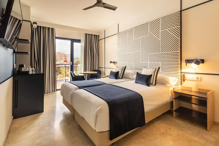 Moderne kamer in Hotel Yaramar met balkon in Fuengirola aan de Costa del Sol