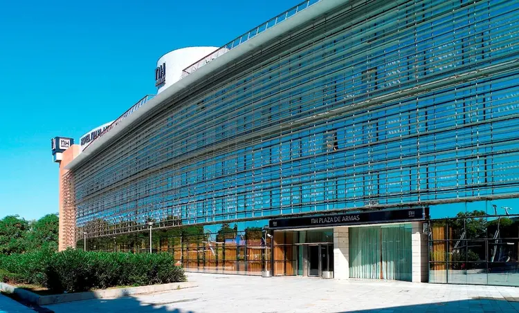 Exterieur van NH Sevilla Plaza de Armas hotel in Sevilla, Andalusië
