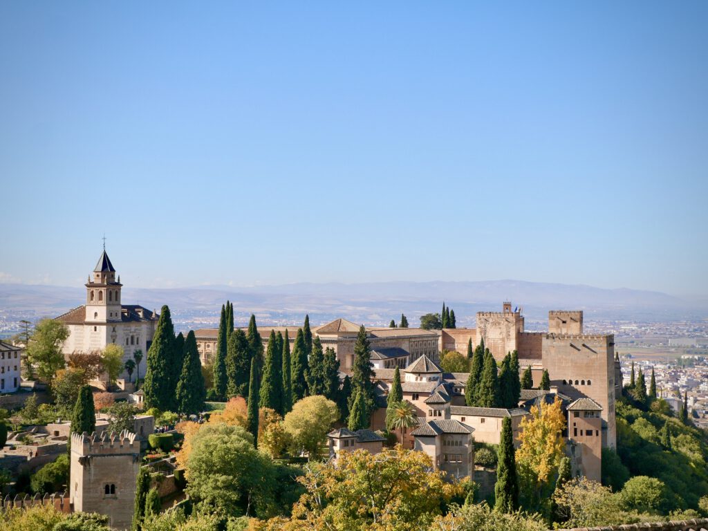 Panoramisch uitzicht op de Alhambra in Granada met bergen op de achtergrond