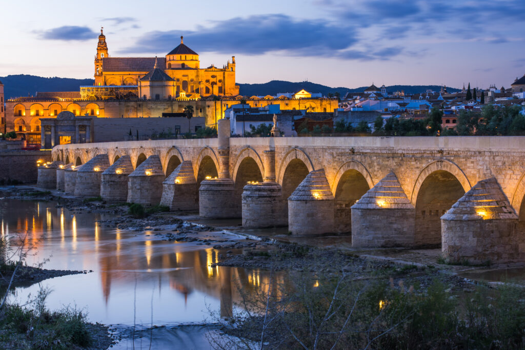 Uitzicht op de Romeinse brug en Mezquita in Córdoba bij zonsondergang