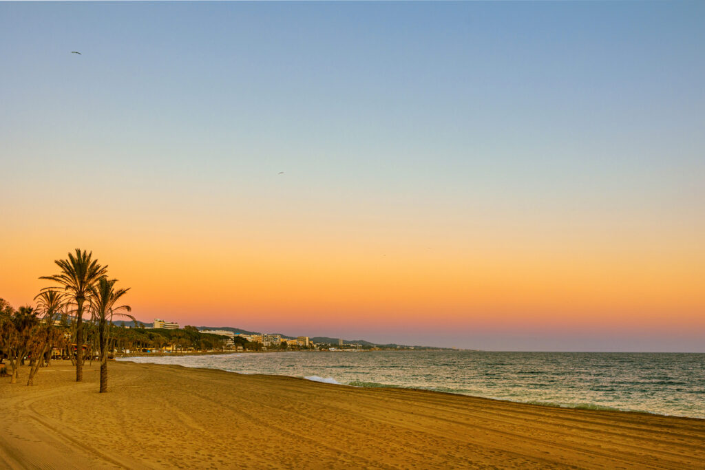 Zonsondergang aan het strand van Marbella aan de Costa del Sol