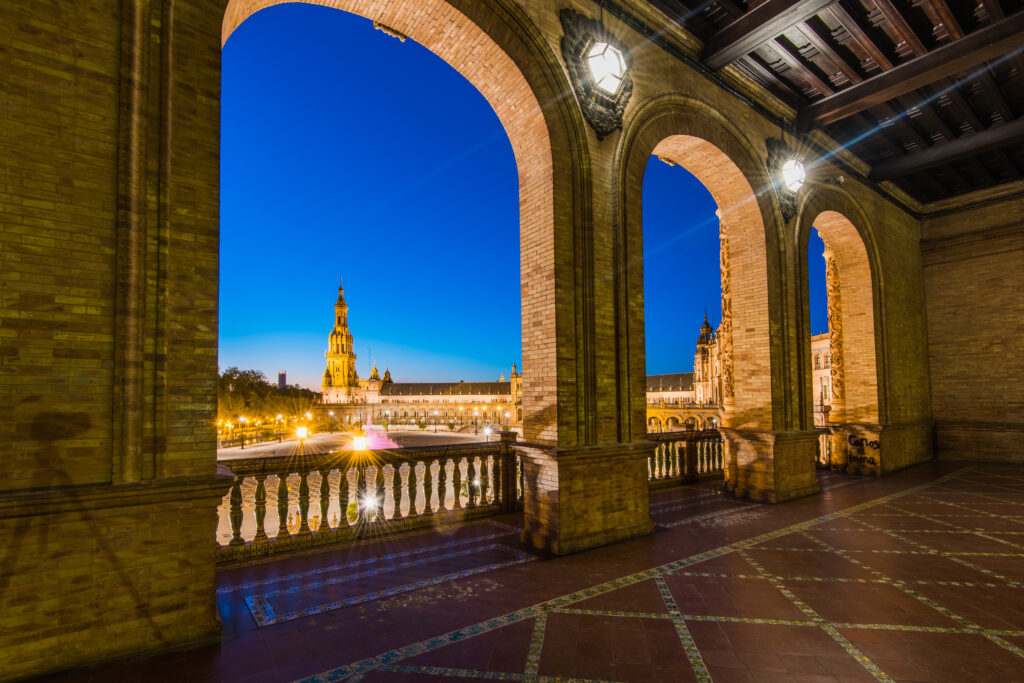 Avondzicht op Plaza de España in Sevilla met islamitische architectuur