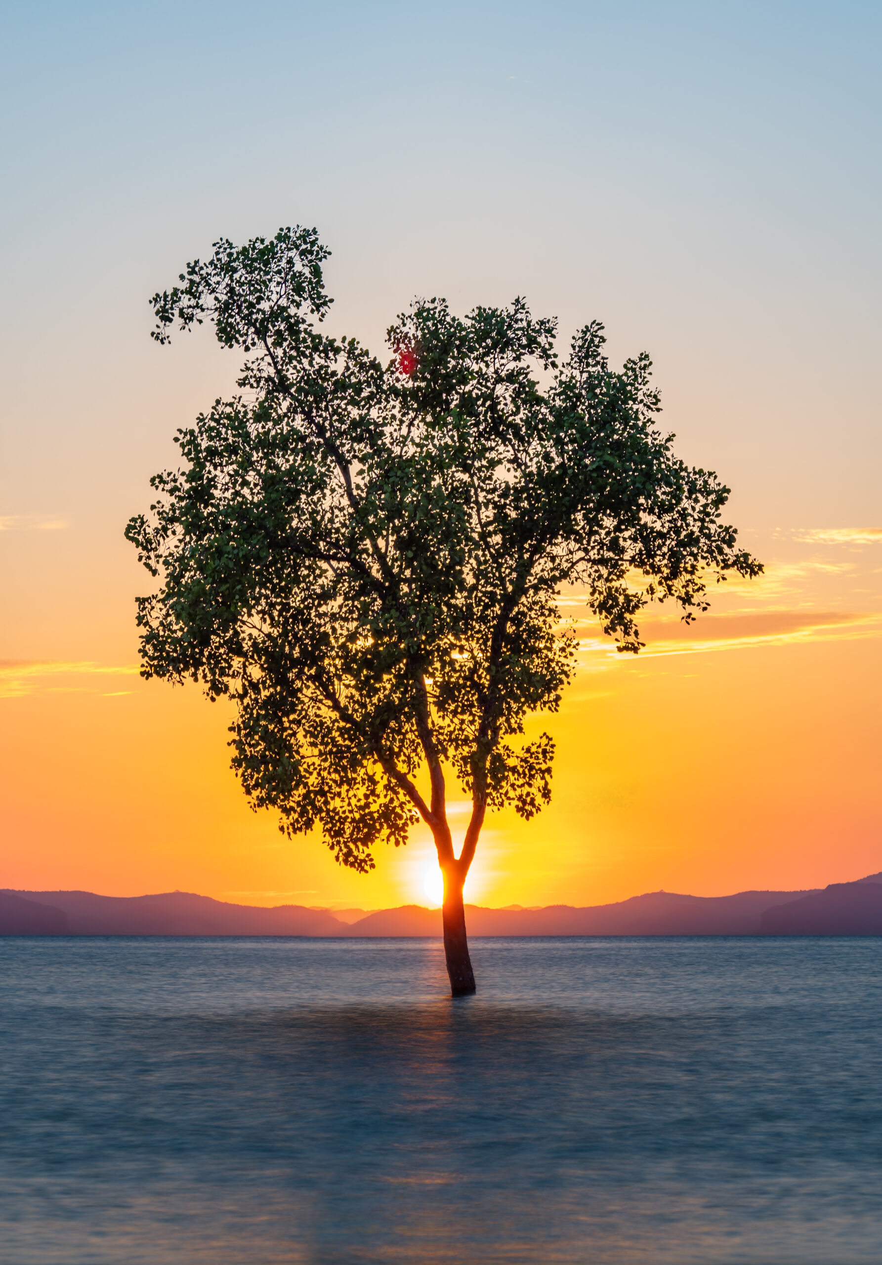 Halal-vriendelijke zonsondergang op Klong Muang Beach in Krabi, Thailand – serene natuurmomenten voor moslimreizigers | halalvakantiegids.nl