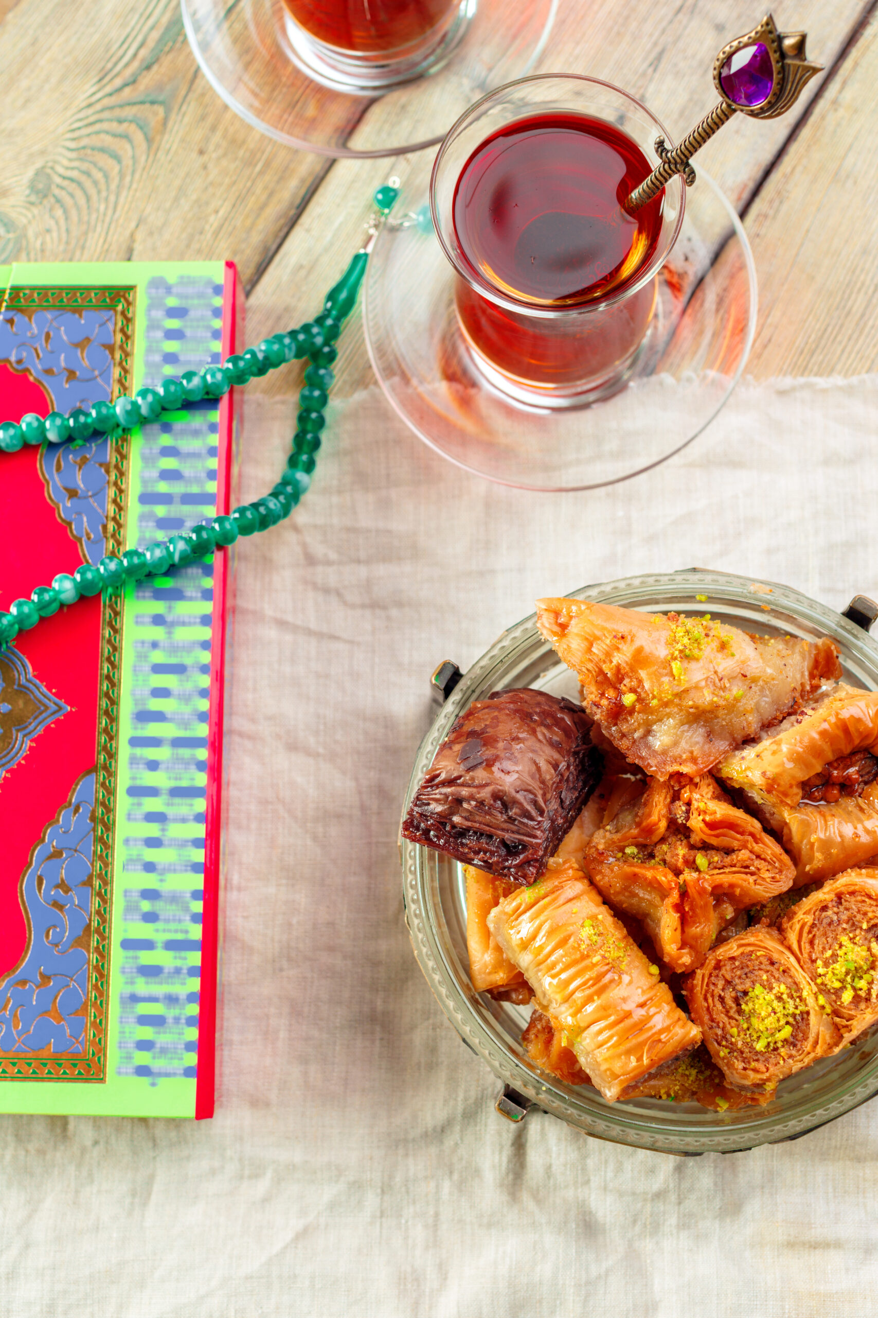 Halal-dessert baklava met Turkse thee tijdens halal-vriendelijke reiservaring | halalvakantiegids.nl