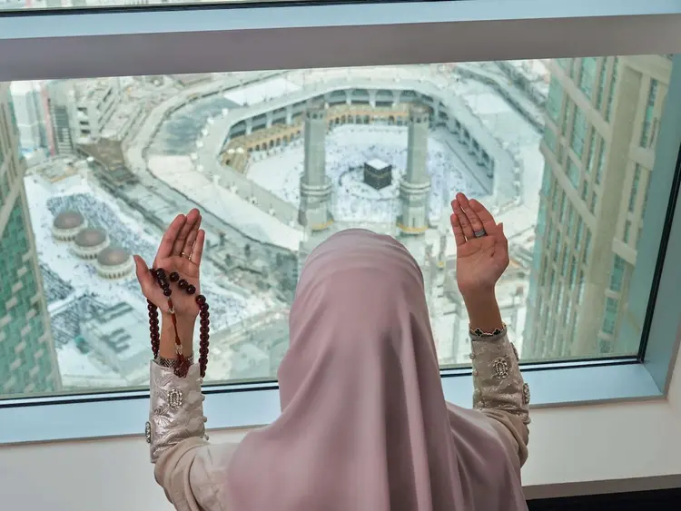 Gebed met uitzicht op de Kaaba vanuit halal hotel in Makkah, top 10 beste halal hotels Saudi-Arabië