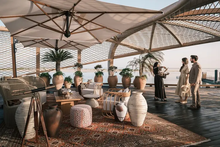 Nujuma Ritz-Carlton Reserve luxe halal resort terras aan Rode Zee, top 10 beste halal hotels Saudi-Arabië