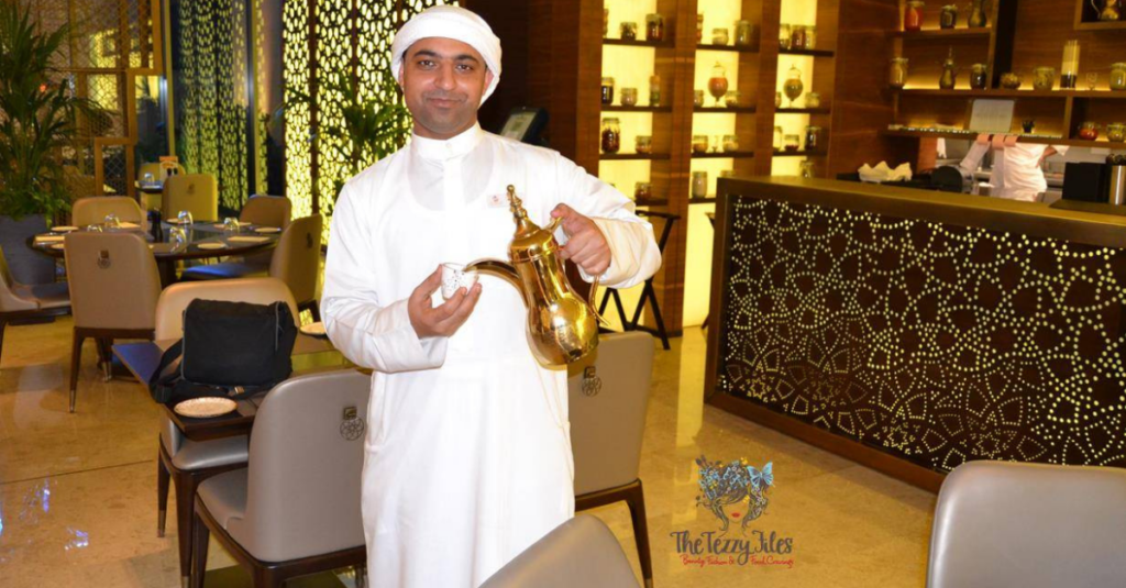 Arabische koffie service in Dubai bij beste 100% halal restaurants Dubai