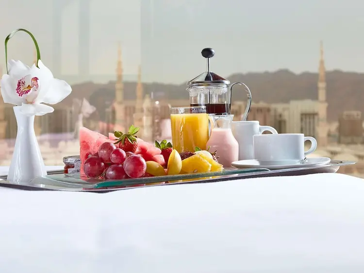 Halal ontbijt bij Pullman ZamZam Madinah met uitzicht op Nabawi Moskee, top 10 beste halal hotels Saudi-Arabië