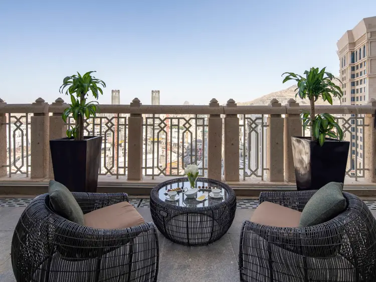 Luxe balkon van halal hotel met uitzicht op Makkah, top 10 beste halal hotels Saudi-Arabië