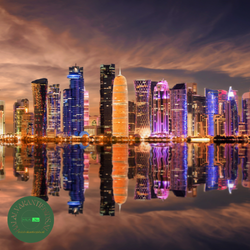 Skyline van Manama bij nacht met wolkenkrabbers weerspiegeld in het water.