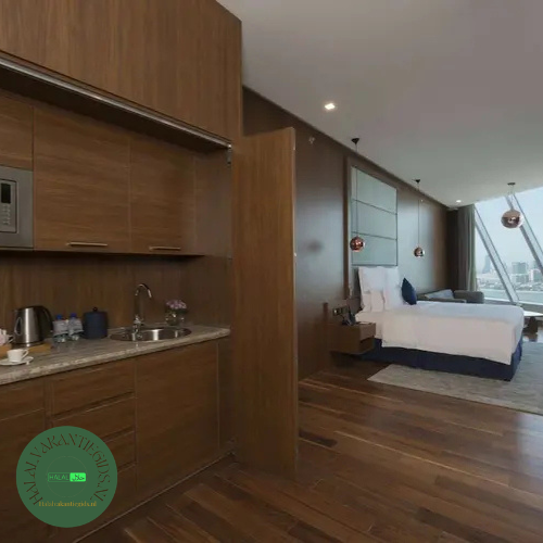 Hotelkamer met kitchenette en uitzicht op Manama bij Wyndham Grand Manama.