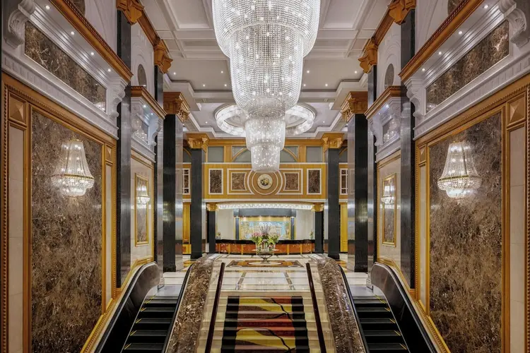 Luxe lobby van Gulf Hotel Convention and SPA in Bahrein.