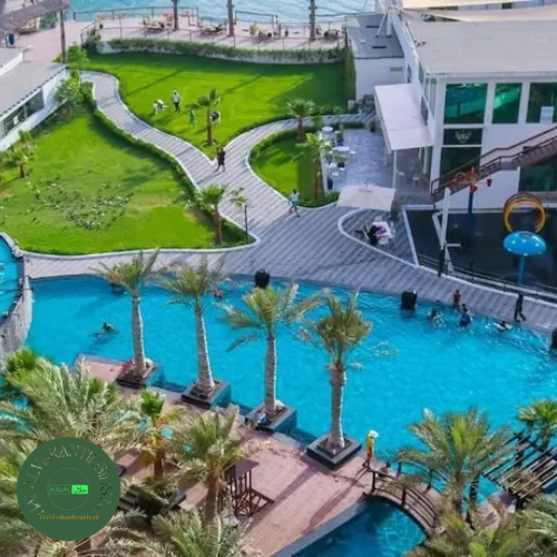 Lagunezwembad met bruggen bij Lagoona Beach Luxury Resort in Bahrein.