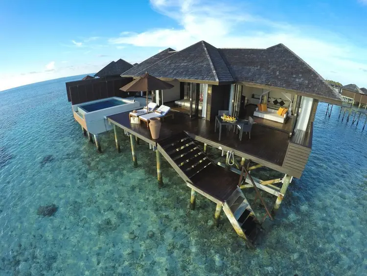 Halal honeymoon hotel met overwater villa en privéterras in Malediven regio