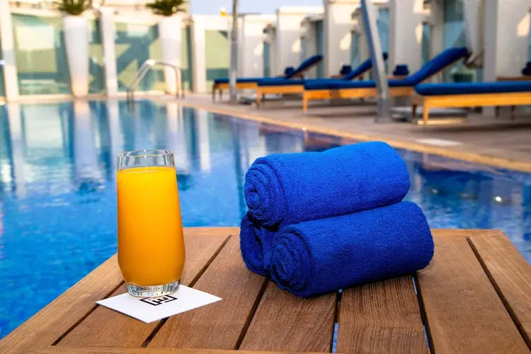 Halal bestemming Qatar zwembad Shaza Doha modest swimwear