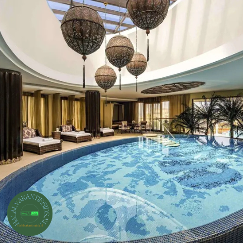 Binnenzwembad bij Sofitel Bahrain Zallaq Thalassa Sea & Spa.
