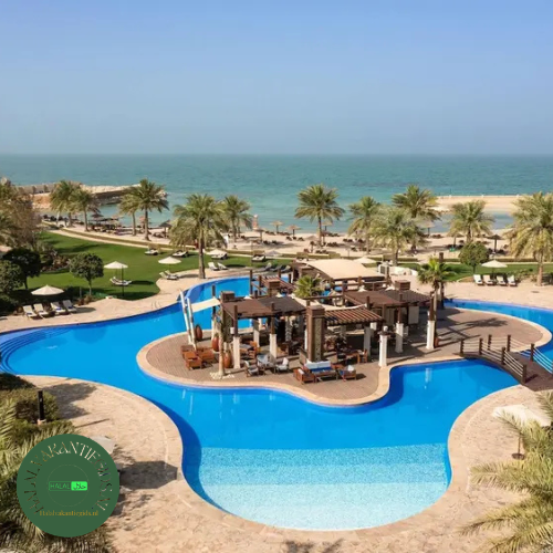 Resortzwembad aan zee bij Sofitel Bahrain Zallaq.