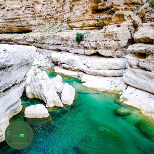 Solo moslim reizen Oman Wadi Shab rotsen en waterpoel