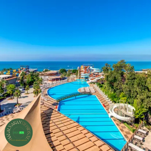 Zwembaden en waterglijbanen bij Bera Alanya Resort, een van de beste 100% alcohol vrije hotels wereldwijd.
