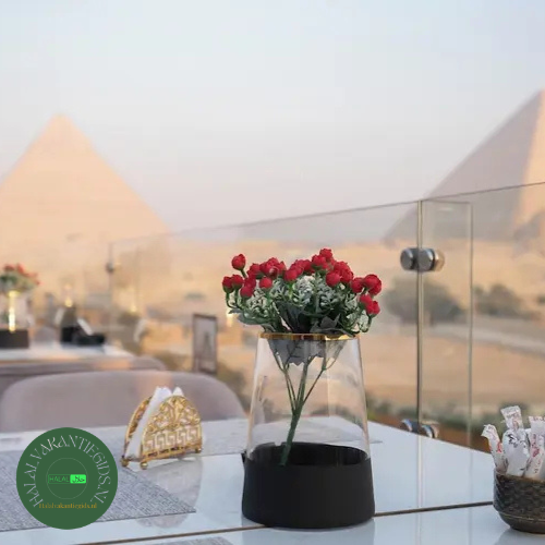 Terras van Great Pyramid Inn in Giza met uitzicht op de piramides, een van de beste 100% alcohol vrije hotels wereldwijd.