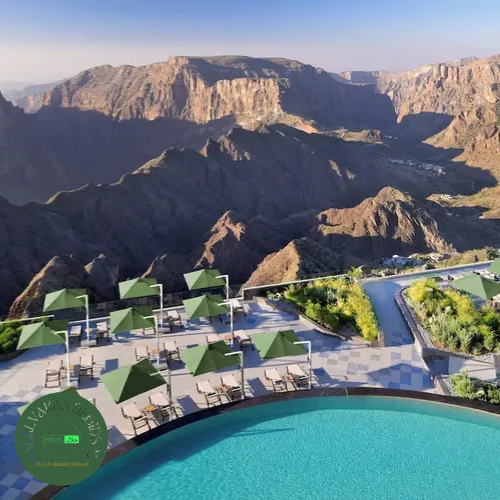 Infinity zwembad bij Hotel Indigo Jabal Akhdar Resort in Oman, een van de beste 100% alcohol vrije hotels wereldwijd.