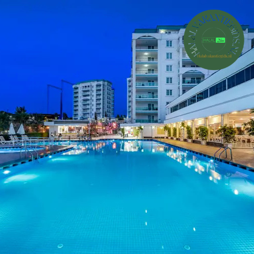 Modern Saraylar halal hotel Turkije zwembad avond verlichting Alanya all inclusive 2026 resort