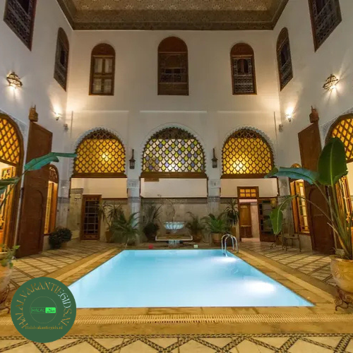 Binnenplaats met zwembad bij Palais D'hôtes Suites & Spa in Fes, een van de beste 100% alcohol vrije hotels wereldwijd.