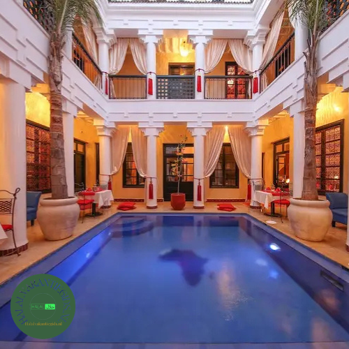 Binnenplaats met zwembad van Riad Africa in Marrakech, een van de beste 100% alcohol vrije hotels wereldwijd.