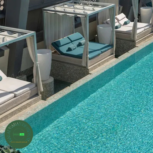 Zwembad met cabana loungebedden bij Steigenberger Hotel Doha, een van de beste 100% alcohol vrije hotels wereldwijd.