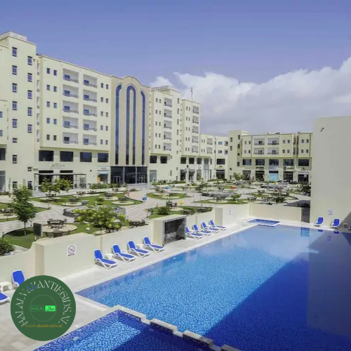 Zwembad en hotelgebouw van The Plaza Hotel and Resort in Salalah, een van de beste 100% alcohol vrije hotels wereldwijd.