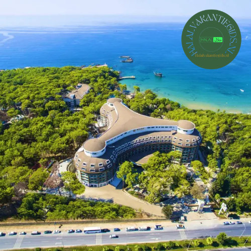 halal hotel Turkije Wome Deluxe Alanya all inclusive 2026 resort gebouw zeezicht en groene omgeving