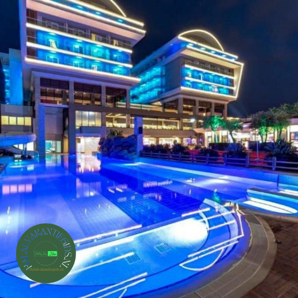 Luxe zwembad bij nacht in halal all inclusive Turkije met kinderen