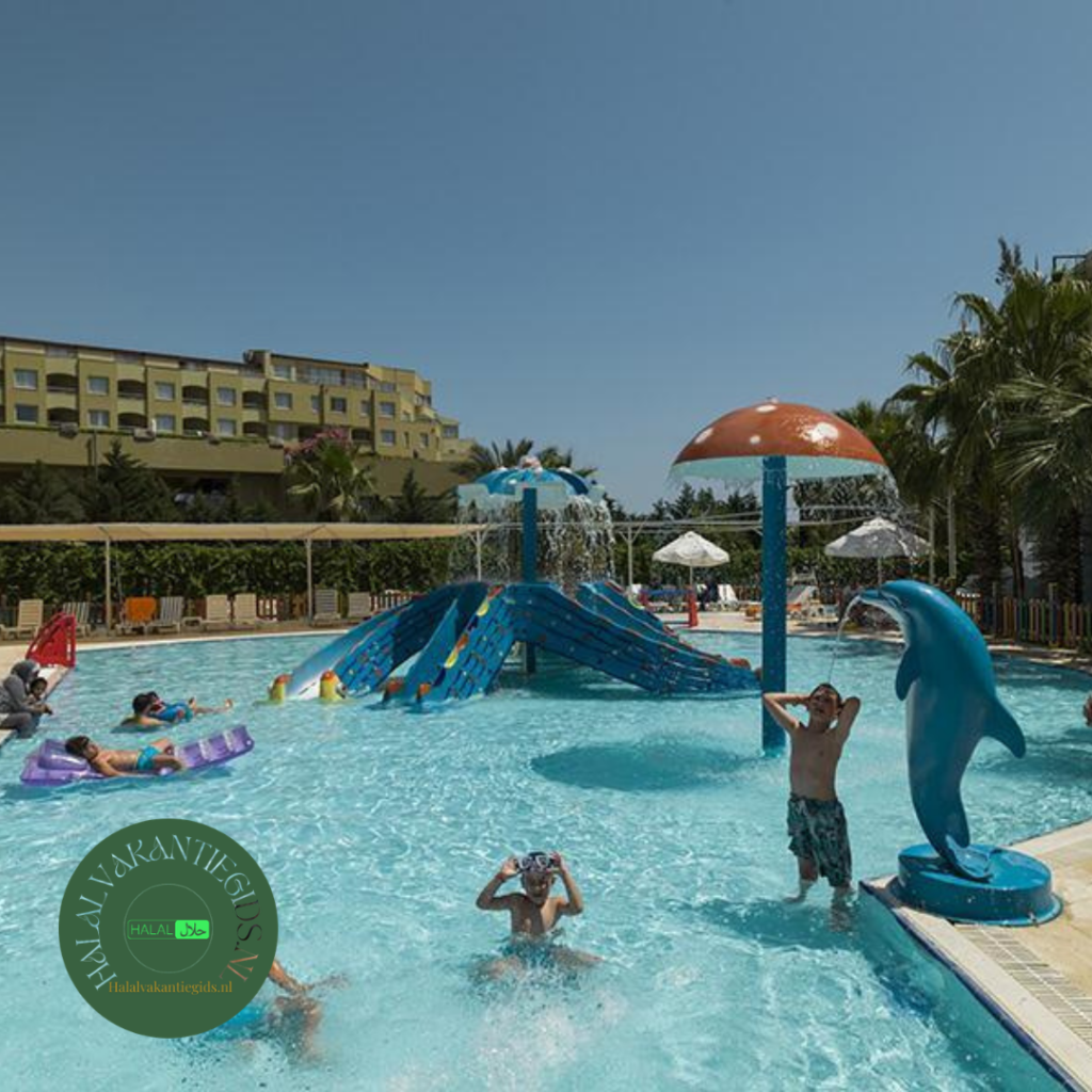 Kinderen spelen in zwembad bij halal all inclusive Turkije met kinderen